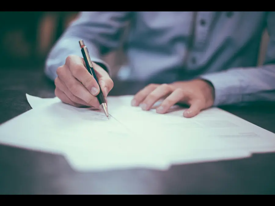 Contador revisando papeles de trabajo y documentación fiscal de una empresa